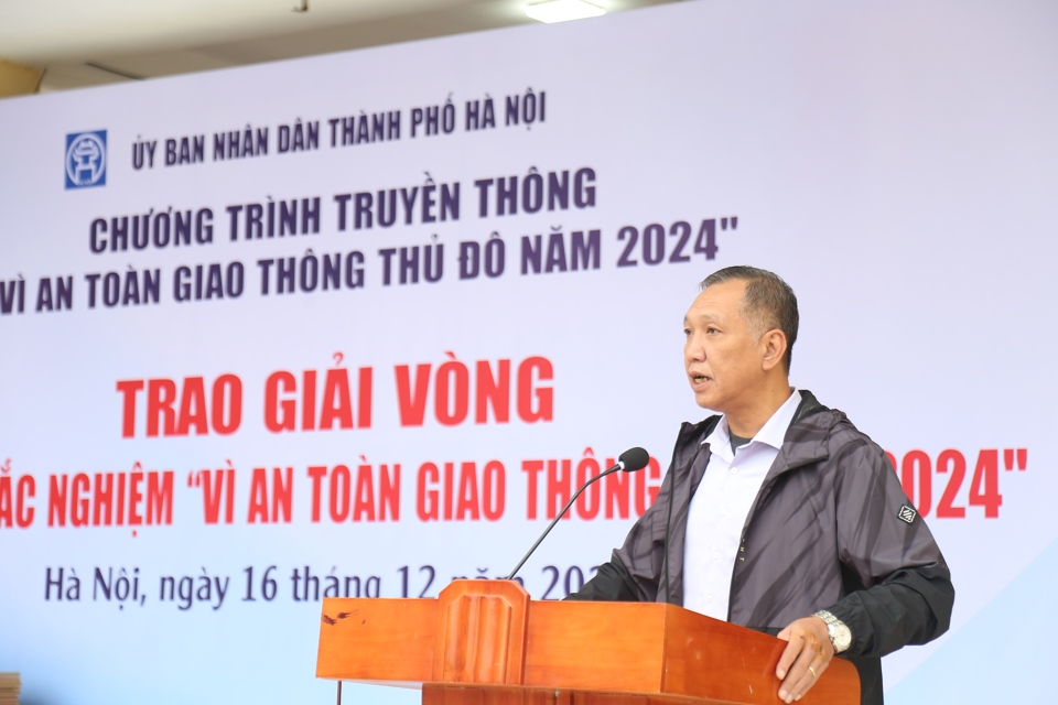 Ph&oacute; Tổng Bi&ecirc;n tập B&aacute;o Kinh tế &amp; Đ&ocirc; thị L&ecirc; Ho&agrave;ng Anh - Trưởng Ban Thư k&yacute; Chương tr&igrave;nh "V&igrave; an to&agrave;n giao th&ocirc;ng Thủ đ&ocirc;" năm 2024, ph&aacute;t biểu tại buổi trao giải.