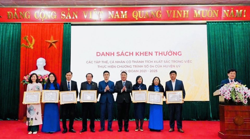 Ph&oacute; Gi&aacute;m đốc Sở Du lịch H&agrave; Nội Nguyễn Hồng Minh, Ph&oacute; B&iacute; thư Thường trực Huyện ủy Thanh Oai Nguyễn Kh&aacute;nh B&igrave;nh trao thưởng cho c&aacute;c tập thể.