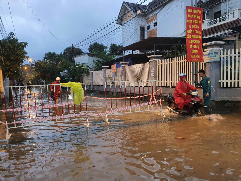 Kh&aacute;nh H&ograve;a những ng&agrave;y qua c&oacute; mưa lớn k&eacute;o d&agrave;i. Lượng nước từ thượng nguồn s&ocirc;ng C&aacute;i Nha Trang đổ về lớn, kết hợp với một số hồ chứa nước xả điều tiết lũ v&agrave;o chiều 15/12 đ&atilde; khiến nước s&ocirc;ng C&aacute;i Nha Trang l&ecirc;n nhanh, g&acirc;y ngập &uacute;ng tại một số khu vực ở c&aacute;c x&atilde; ph&iacute;a T&acirc;y của &nbsp;TP Nha Trang.