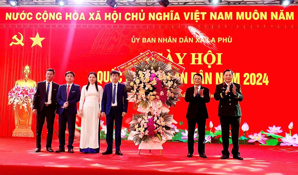 Ph&oacute; Chủ tịch HĐND TP Phạm Qu&iacute; Ti&ecirc;n ch&uacute;c mừng x&atilde; La Ph&ugrave; nh&acirc;n Ng&agrave;y hội Quốc ph&ograve;ng to&agrave;n d&acirc;n năm 2024.