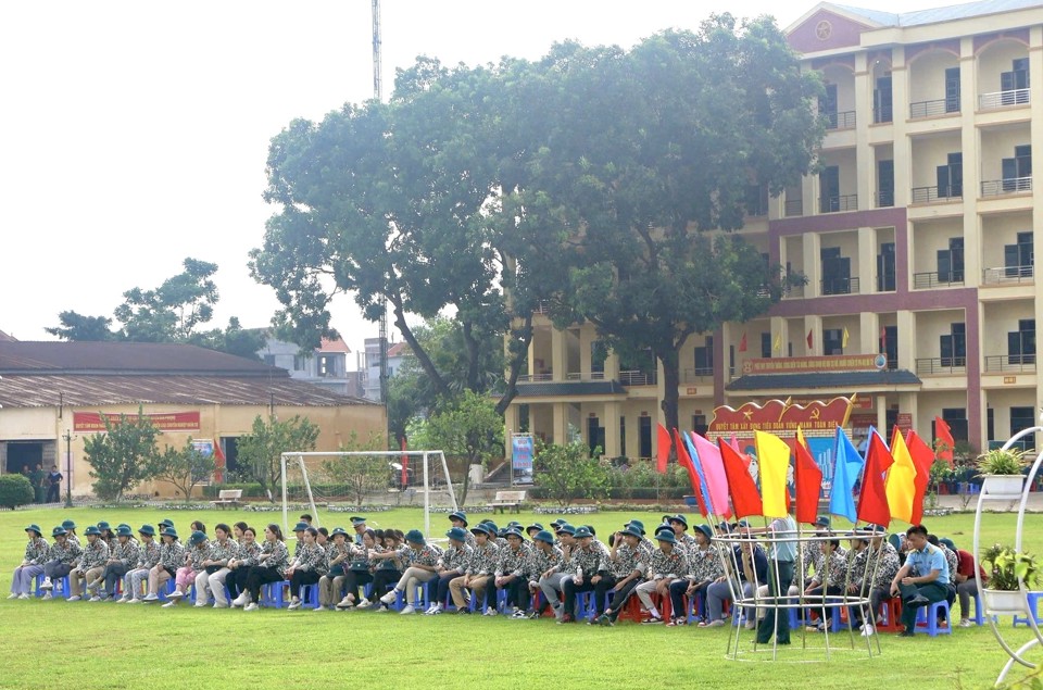 Học sinh Trường THPT H&agrave; Đ&ocirc;ng tham gia Học kỳ qu&acirc;n đội.