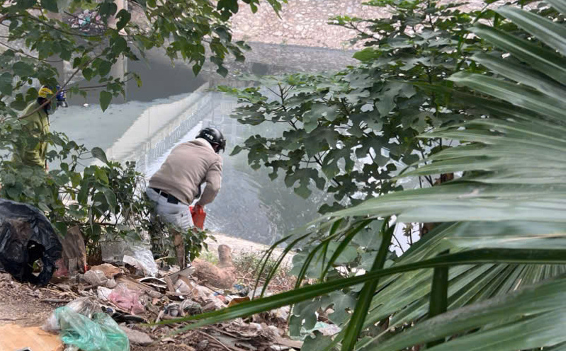 Lực lượng chức năng phường Quan Hoa dọn dẹp lượng r&aacute;c thải bị tồn đọng tại m&eacute;p s&ocirc;ng T&ocirc; Lịch.