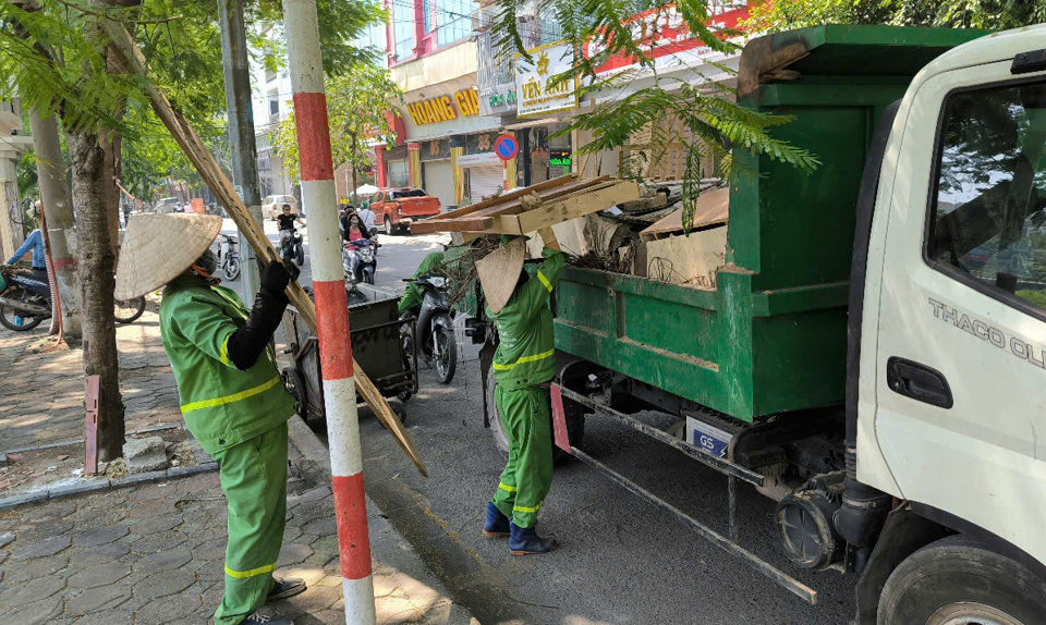 C&ocirc;ng nh&acirc;n vệ sinh m&ocirc;i trường phối hợp với phường Y&ecirc;n Ho&agrave; tổ chức dọn dẹp r&aacute;c, phế thải tập kết sai quy định tại khu vực phố Nguyễn Khang.