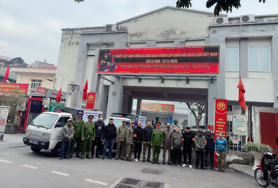 S&aacute;ng ng&agrave;y 17/12, phường Quan Hoa tổ chức ra qu&acirc;n đảm bảo vệ sinh m&ocirc;i trường dọc bờ s&ocirc;ng T&ocirc; Lịch.