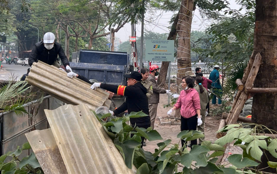 Trong ng&agrave;y ra qu&acirc;n, lực lượng chức năng phường Quan Hoa đ&atilde; tiến h&agrave;nh dọn dẹp một lượng lớn r&aacute;c, phế thải x&acirc;y dựng bị tập kết sai quy định.