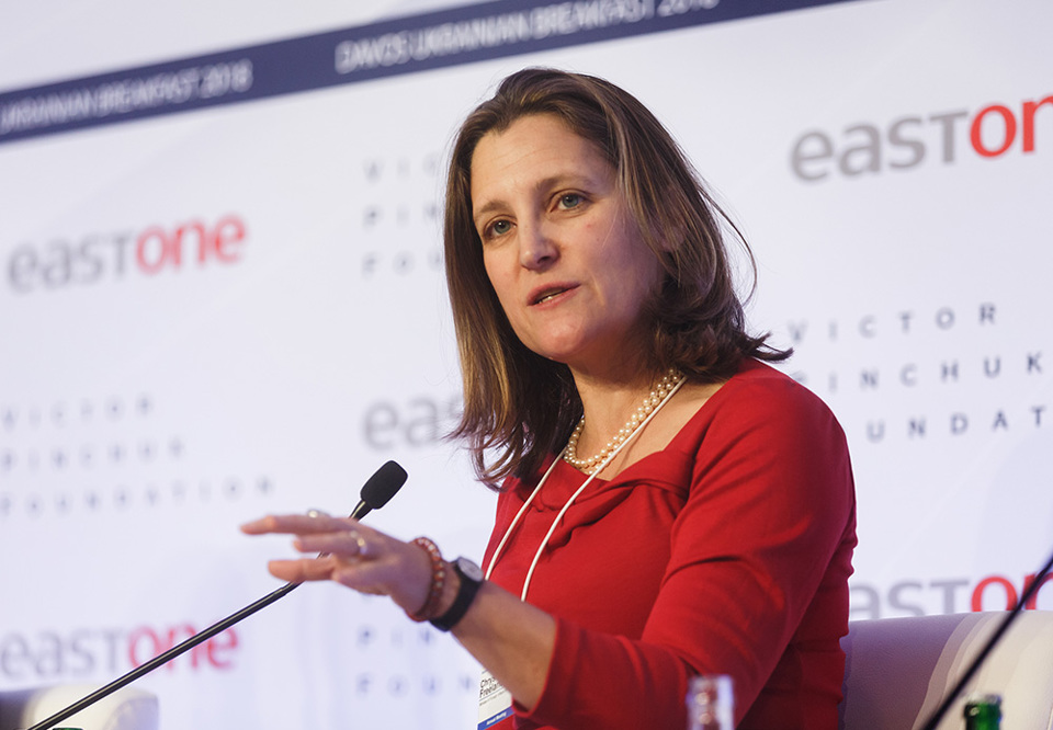 B&agrave; Chrystia Freeland, Ph&oacute; Thủ tướng ki&ecirc;m Bộ trưởng T&agrave;i ch&iacute;nh Canada. Ảnh: The Canadian Encycopedia