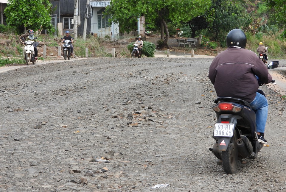 Người d&acirc;n gặp kh&ocirc;ng &iacute;t kh&oacute; khăn khi tham gia giao th&ocirc;ng, đ&atilde; c&oacute; nhiều vụ ng&atilde; xe tại đ&acirc;y. Ảnh: L&acirc;m Thiện.