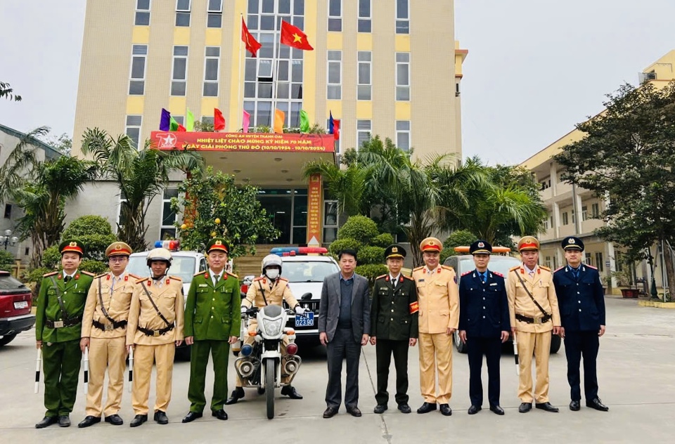 Ph&oacute; Chủ tịch UBND huyện Thanh Oai Nguyễn Trọng Khiển chỉ đạo C&ocirc;ng an huyện, C&ocirc;ng an c&aacute;c x&atilde;, thị trấn ra qu&acirc;n đảm bảo an ninh trật tự phục vụ Nh&acirc;n d&acirc;n đ&oacute;n Tết.