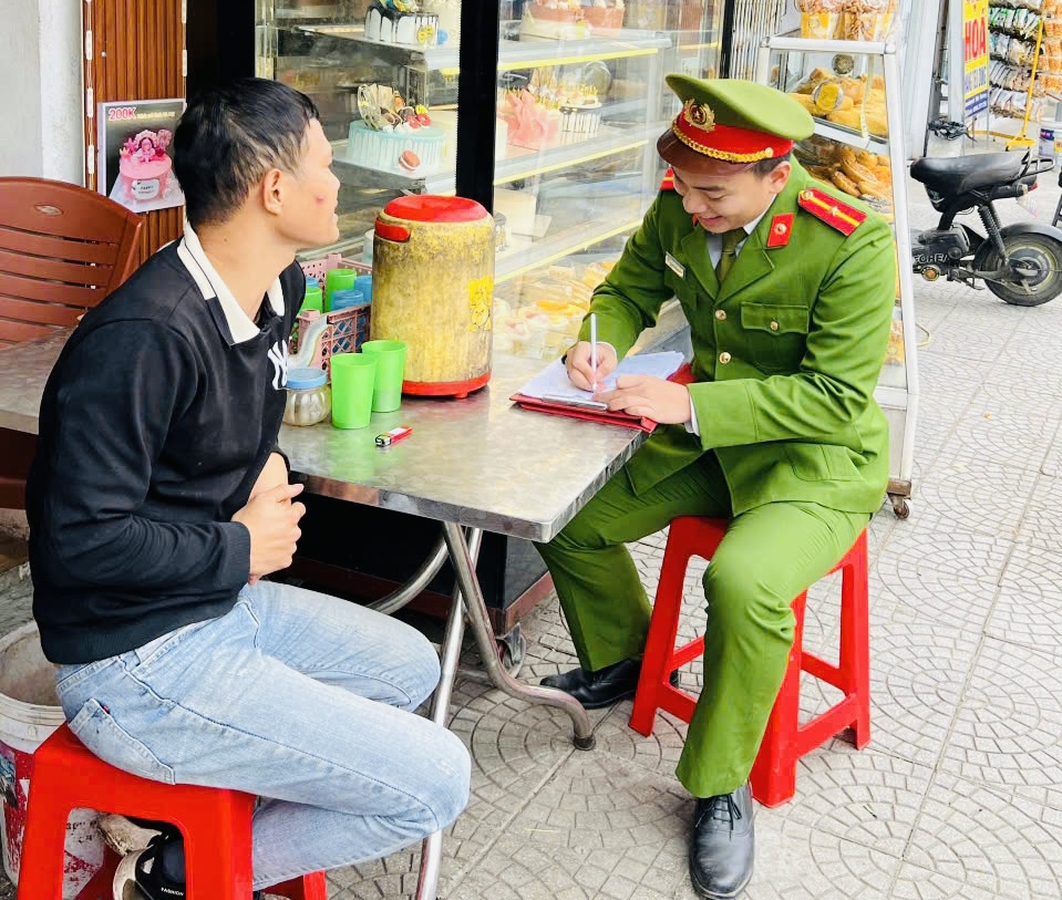 Tuy&ecirc;n truyền, nhắc nhở người d&acirc;n, hộ kinh doanh nghi&ecirc;m t&uacute;c chấp h&agrave;nh quy định của ph&aacute;p luật.