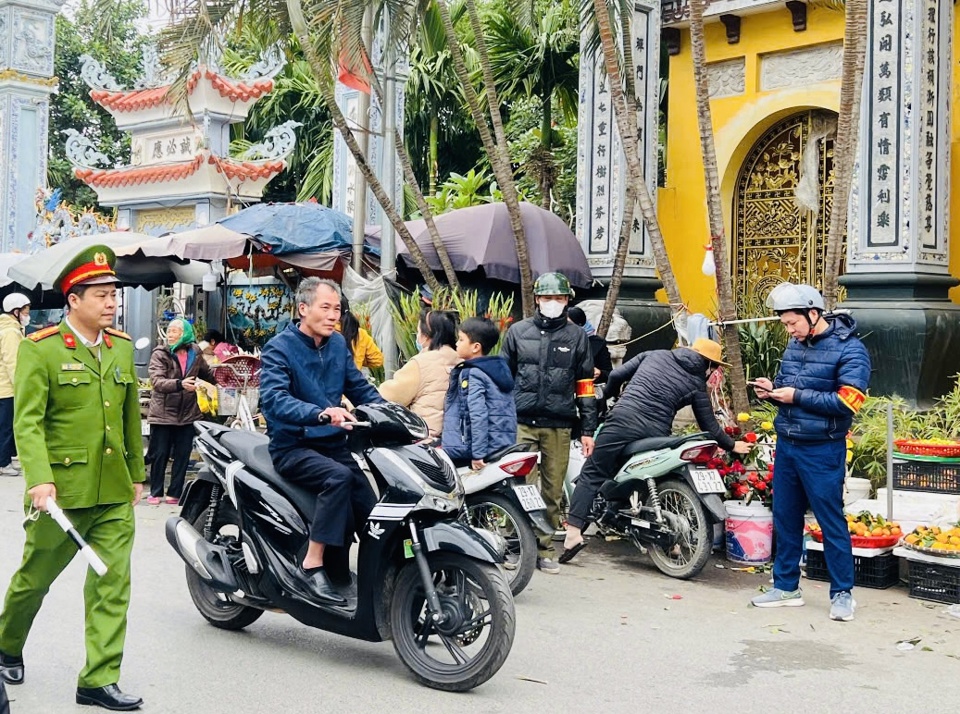 Lực lượng ra qu&acirc;n đảm bảo trật tự đ&ocirc; thị tại c&aacute;c tuyến đường, h&egrave; phố.