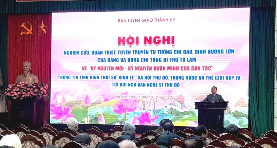 Ph&oacute; Trưởng ban Tuy&ecirc;n gi&aacute;o Th&agrave;nh ủy H&agrave; Nội Đ&agrave;o Xu&acirc;n Dũng ph&aacute;t biểu tại hội nghị.