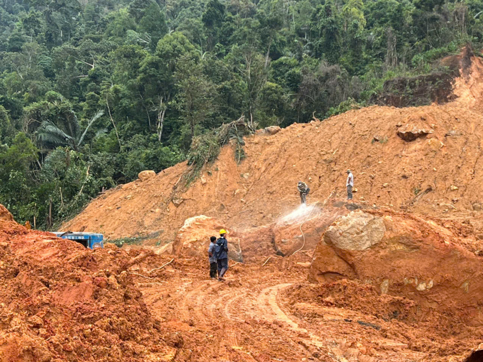 Đơn vị thi c&ocirc;ng đang khoan để chia nhỏ c&aacute;c khối đ&aacute;.