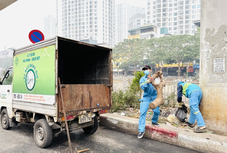 C&ocirc;ng nh&acirc;n&nbsp;C&ocirc;ng ty TNHH MTV M&ocirc;i trường đ&ocirc; thị H&agrave; Nội - Chi nh&aacute;nh Đống Đa xử l&yacute;, thu gom r&aacute;c thải tr&ecirc;n tuyến đường L&aacute;ng.