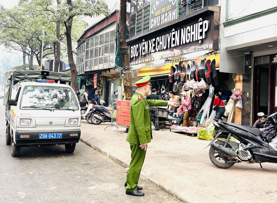 C&ocirc;ng an phường Ng&atilde; Tư Sở xử l&yacute; vi phạm tại chợ Ng&atilde; Tư Sở khu vực Cầu Mới.