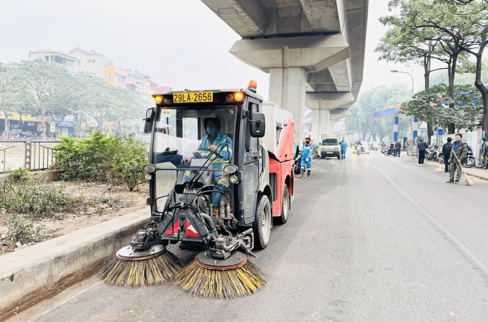 Xe của C&ocirc;ng ty TNHH MTV M&ocirc;i trường đ&ocirc; thị H&agrave; Nội - Chi nh&aacute;nh Đống Đa thực hiện qu&eacute;t, h&uacute;t r&aacute;c thải tr&ecirc;n tuyến đường L&aacute;ng.