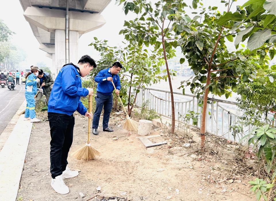 Đo&agrave;n vi&ecirc;n thanh ni&ecirc;n c&aacute;c phường tham gia qu&eacute;t dọn r&aacute;c thải tr&ecirc;n tuyến đường L&aacute;ng.