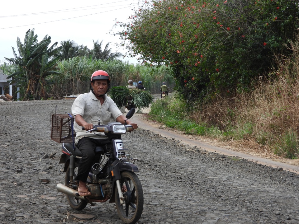 Với số tiền đầu tư lớn, nhưng bộ mặt n&ocirc;ng th&ocirc;n v&agrave; giao th&ocirc;ng chưa được cải thiện chỉ v&igrave; hơn 1 km đường sau nhiều năm thi c&ocirc;ng vẫn "đắp chiếu". Ảnh: L&acirc;m Thiện.