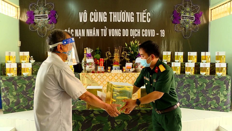 LLVT TP Hồ Ch&iacute; Minh trao h&agrave;i cốt nạn nh&acirc;n Covid-19 cho người c&ograve;n sống.