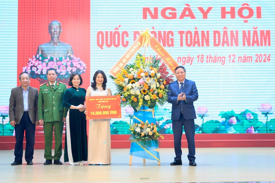 Ph&oacute; B&iacute; thư Thường trực Th&agrave;nh ủy H&agrave; Nội Nguyễn Văn Phong tặng hoa ch&uacute;c mừng phường Vĩnh Ph&uacute;c.&nbsp;