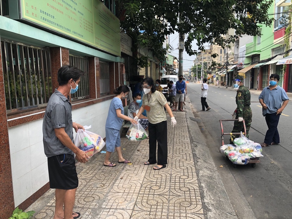 LLVT TP Hồ Ch&iacute; Minh c&ugrave;ng ch&iacute;nh quyền phường 1, quận 6 trao lương thực cho Nh&acirc;n d&acirc;n trong đại dịch Covid-19.