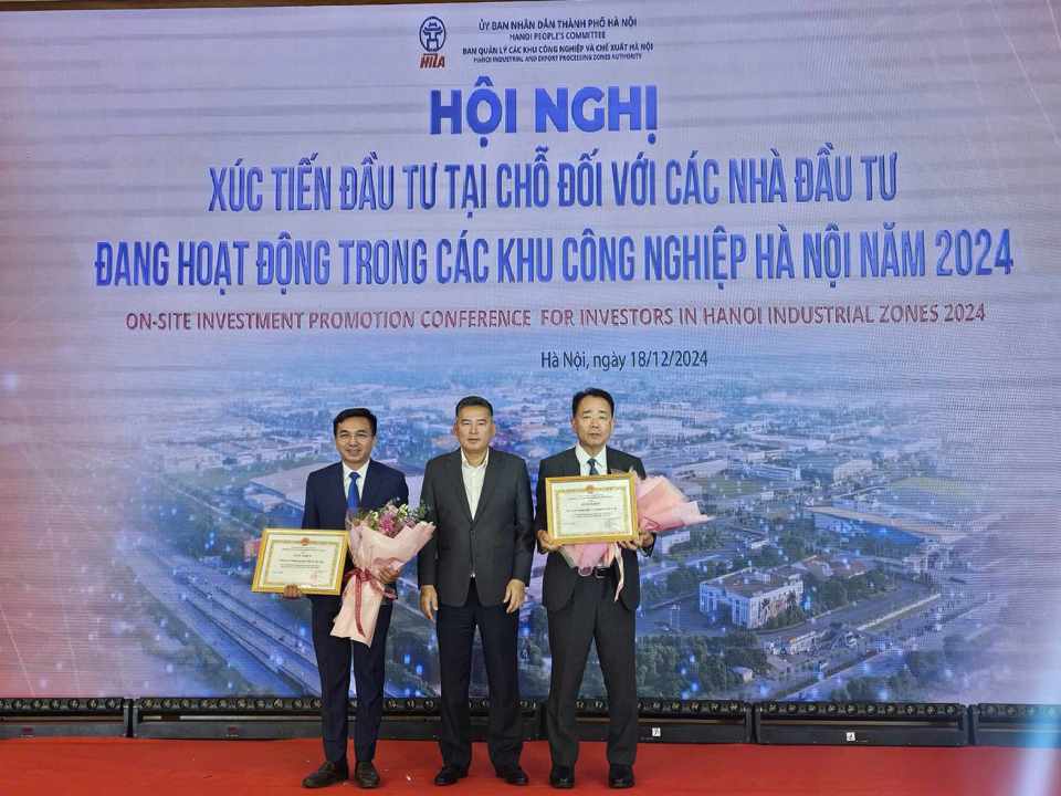 Trưởng Ban Quản l&yacute; c&aacute;c Khu c&ocirc;ng nghiệp v&agrave; Chế xuất H&agrave; Nội L&ecirc; Quang Long khen thưởng doanh nghiệp. Ảnh: Khắc Ki&ecirc;n