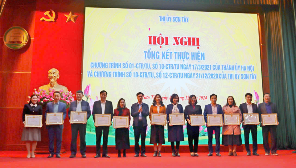 Khen thưởng cho c&aacute;c tập thể, c&aacute; nh&acirc;n đạt nhiều th&agrave;nh t&iacute;ch trong thực hiện Chương tr&igrave;nh số 10-CTr/TU của Thị ủy gắn với Chương tr&igrave;nh số 01-CTr/TU của Th&agrave;nh ủy.