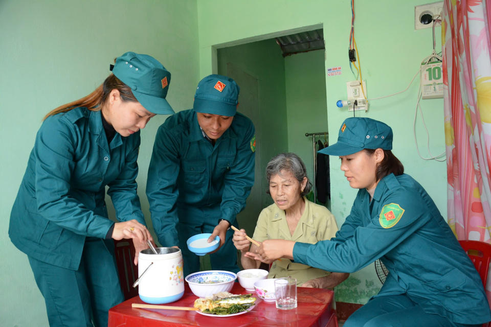 Bữa cơm đơn giản nhưng ấm áp nghĩa tình, mang đến niềm vui, sự an ủi cho những gia đình có công cách mạng.