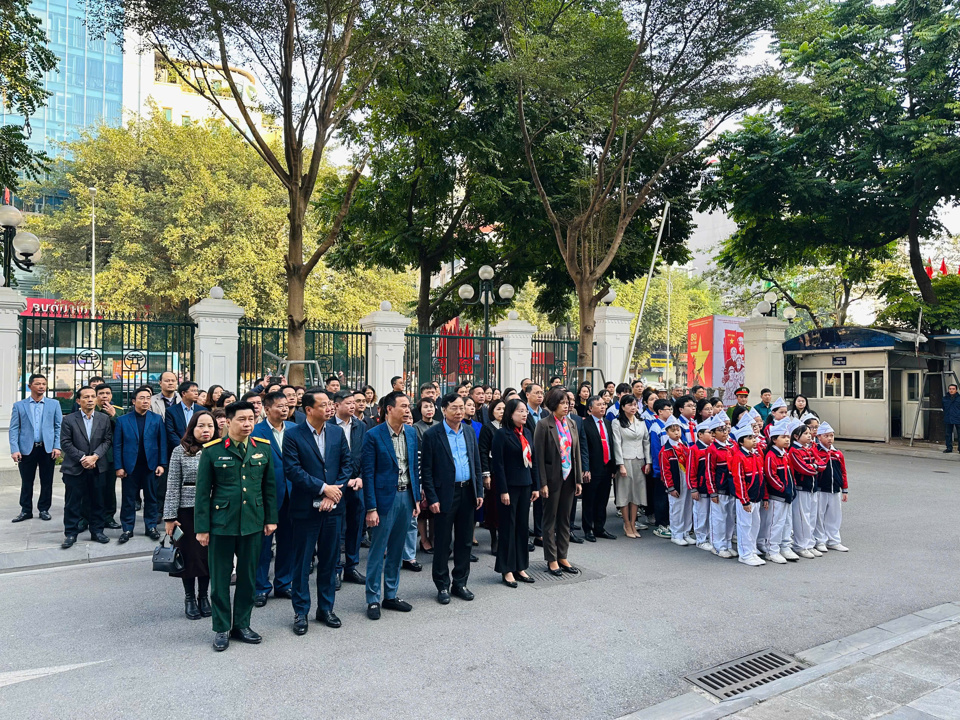 B&iacute; thư Quận ủy Hai B&agrave; Trưng Nguyễn Văn Nam v&agrave; c&aacute;c đại biểu&nbsp;d&acirc;ng hoa tại địa điểm lưu niệm sự kiện c&aacute;ch mạng kh&aacute;ng chiến - Chiến lũy &Ocirc; Cầu Dền nhằm &ocirc;n lại truyền thống h&agrave;o h&ugrave;ng của qu&acirc;n v&agrave; d&acirc;n Li&ecirc;n khu II trong những ng&agrave;y to&agrave;n quốc kh&aacute;ng chiến