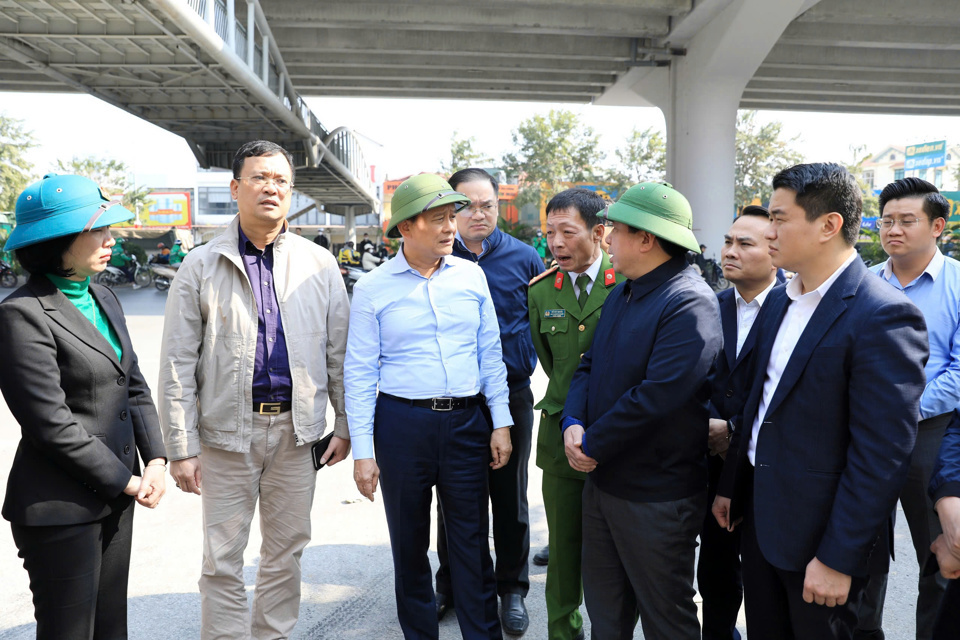 Chủ tịch HĐND TP Nguyễn Ngọc Tuấn chỉ đạo tại hiện trường vụ ch&aacute;y ở phường Cổ Nhuế 2, quận Bắc Từ Li&ecirc;m