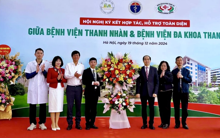 L&atilde;nh đạo Sở Y tế H&agrave; Nội tặng hoa ch&uacute;c mừng việc k&yacute; kết hợp t&aacute;c giữa hai Bệnh viện.