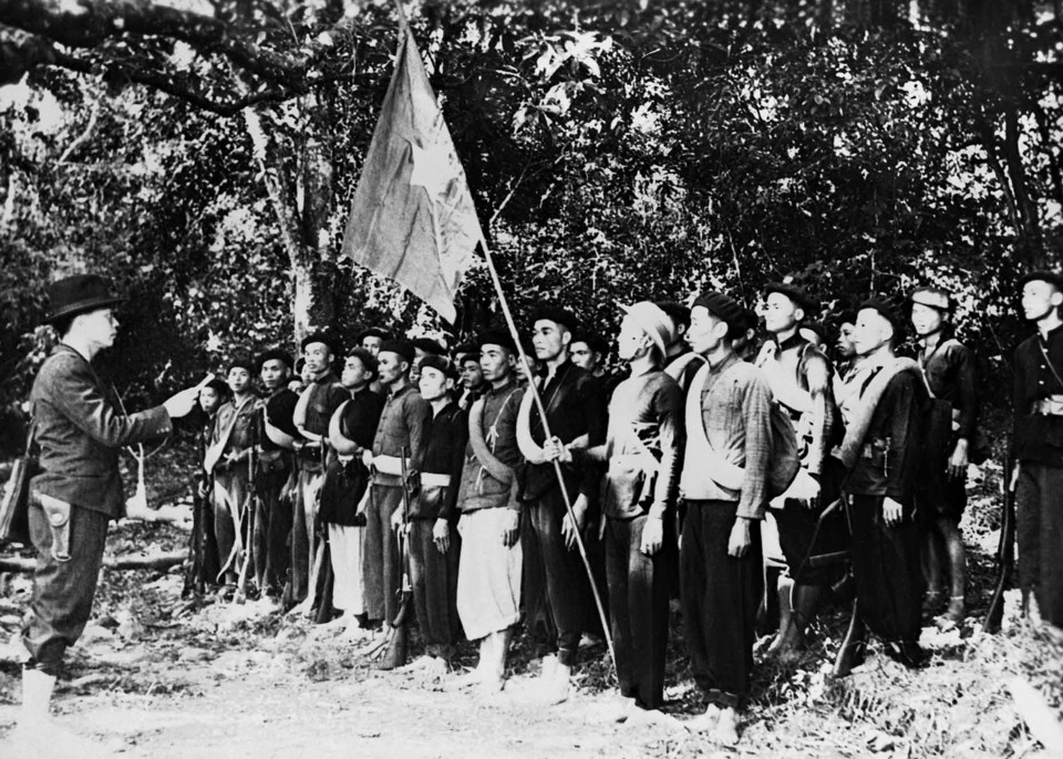 Ng&agrave;y 22/12/1944, Đội Việt Nam Tuy&ecirc;n truyền Giải ph&oacute;ng qu&acirc;n (tiền th&acirc;n của Qu&acirc;n đội nh&acirc;n d&acirc;n Việt Nam) được th&agrave;nh lập tại Cao Bằng. Sau ng&agrave;y th&agrave;nh lập, đội xuất qu&acirc;n v&agrave; gi&agrave;nh thắng lợi gi&ograve;n gi&atilde; trong hai trận đ&aacute;nh, mở ra truyền thống đ&aacute;nh thắng trận đầu v&agrave; đ&atilde; ra qu&acirc;n l&agrave; đ&aacute;nh thắng của qu&acirc;n đội ta. (Ảnh: Tư liệu TTXVN)