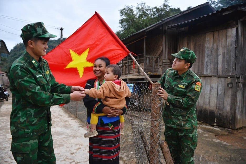 T&igrave;nh qu&acirc;n d&acirc;n giữa chiến sĩ Đồn Bi&ecirc;n ph&ograve;ng Pa Thơm (Điện Bi&ecirc;n) với b&agrave; con c&aacute;c d&acirc;n tộc. (Ảnh: Minh Đức/TTXVN)