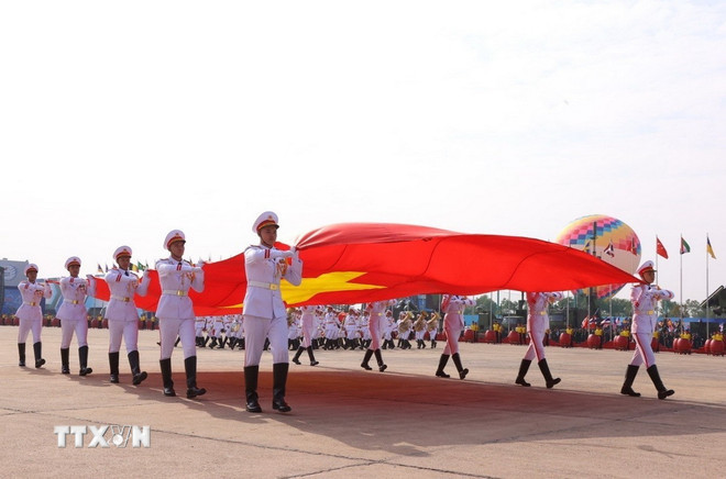 Lễ ch&agrave;o cờ khai mạc Triển l&atilde;m Quốc ph&ograve;ng quốc tế Việt Nam 2024. (Ảnh: Văn Điệp/ TTXVN) &nbsp;