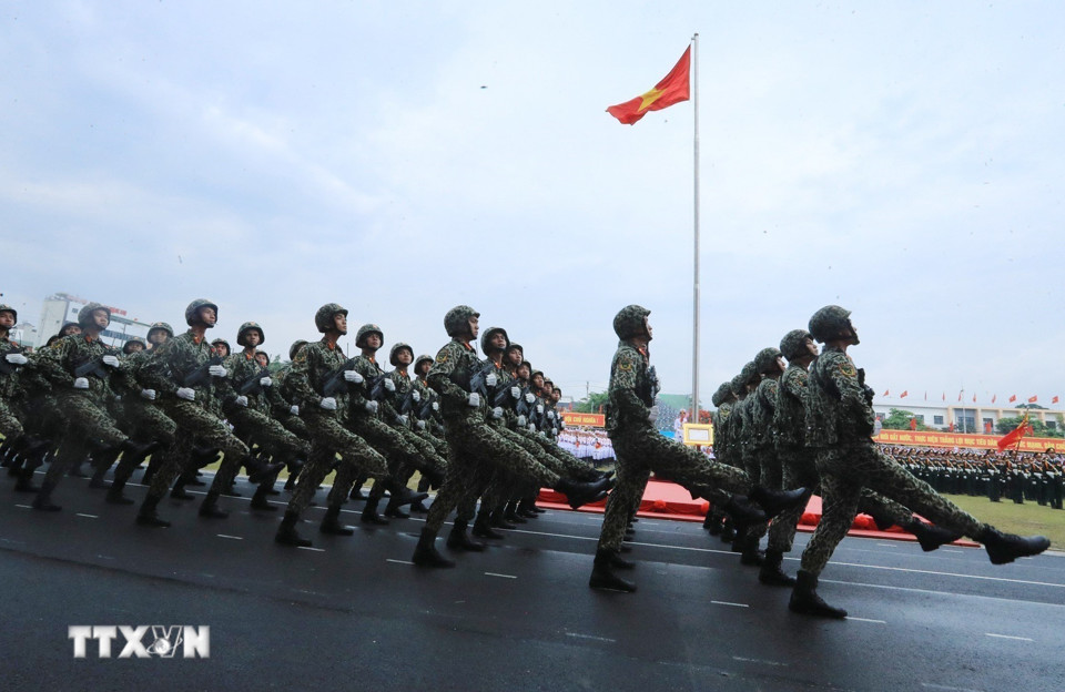 Khối chiến sỹ đặc c&ocirc;ng diễu binh tại Lễ m&iacute;ttinh, diễu binh, diễu h&agrave;nh kỷ niệm 70 năm Chiến thắng lịch sử Điện Bi&ecirc;n Phủ. (Ảnh: TTXVN)