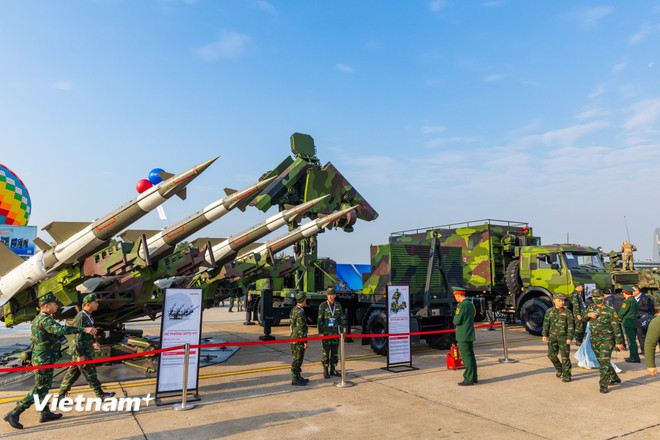 Hệ thống vũ kh&iacute;, kh&iacute; t&agrave;i qu&acirc;n sự được trưng b&agrave;y b&ecirc;n ngo&agrave;i kh&ocirc;ng gian Triển l&atilde;m. (Ảnh: Minh Sơn/Vietnam+) &nbsp;