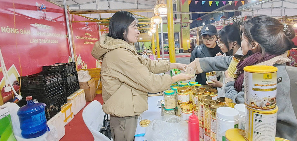 Người ti&ecirc;u d&ugrave;ng mua sản phẩm OCOP tại&nbsp;Festival n&ocirc;ng sản, sản phẩm OCOP H&agrave; Nội lần 3 năm 2024. Ảnh: Ho&agrave;i Nam