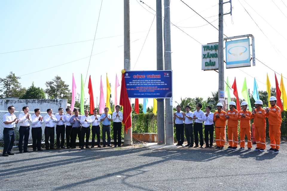 C&aacute;c đại biểu thực hiện nghi lễ gắn biển ho&agrave;n th&agrave;nh c&ocirc;ng t&aacute;c chuyển đổi số hệ thống đo đếm điện năng