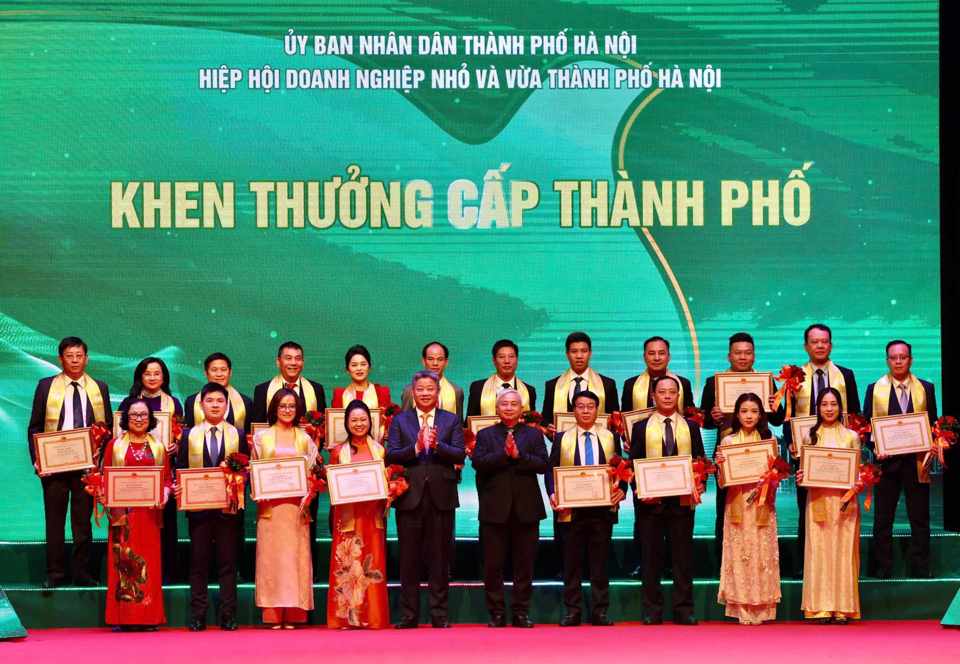 Khăn thưởng cấp Th&agrave;nh phố. Ảnh: Duy Kh&aacute;nh