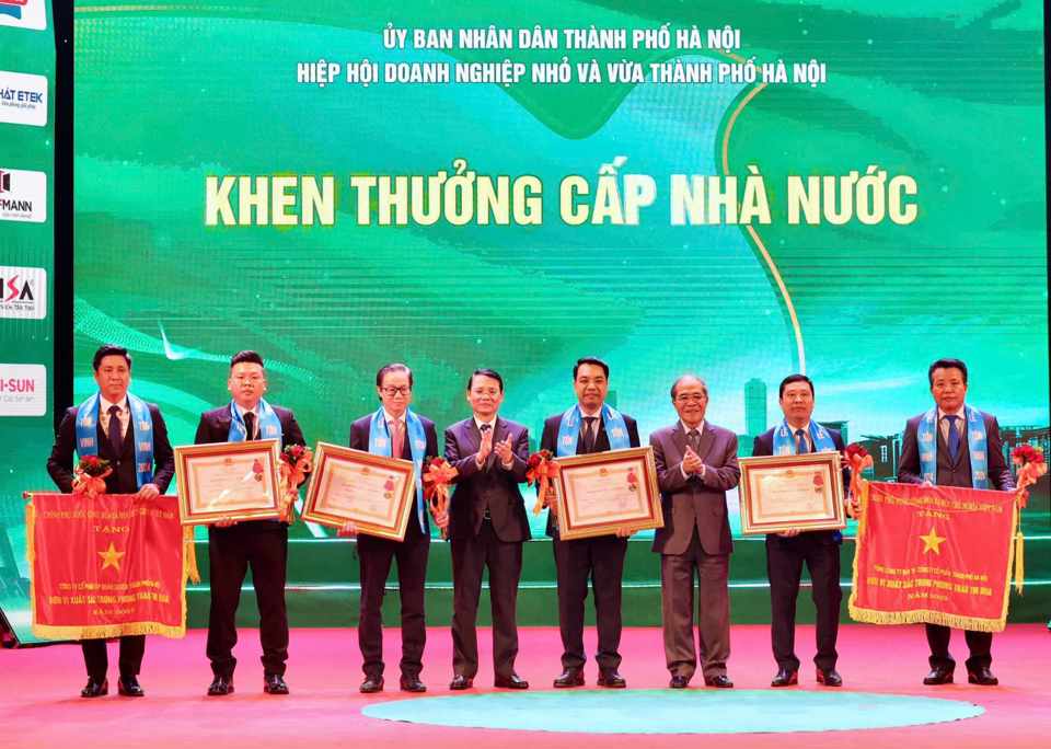 Thừa ủy quyền của l&atilde;nh đạo Đảng, Nh&agrave; nước, Ch&iacute;nh phủ, Ph&oacute; Chủ tịch HĐND TP H&agrave; Nội Phạm Qu&yacute; Ti&ecirc;n trao tặng phần thưởng cao qu&yacute; cho c&aacute;c tập thể v&agrave; c&aacute; nh&acirc;n. Ảnh: Duy Khanh