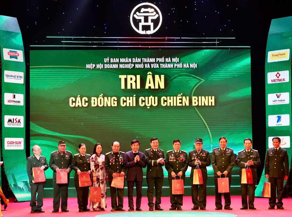 Hoạt động tri &acirc;n của cộng đồng doanh nghiệp với thế hệ cựu chiến binh. Ảnh: Duy Kh&aacute;nh