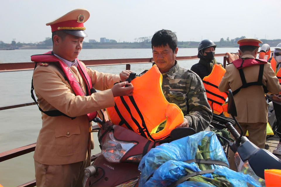 Lực lượng chức năng hướng dẫn người d&acirc;n đảm bảo an to&agrave;n tr&ecirc;n s&ocirc;ng.&nbsp;