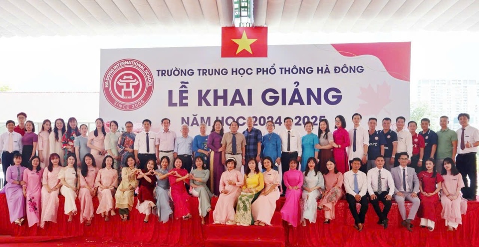 &nbsp;Tập thể c&aacute;n bộ, gi&aacute;o vi&ecirc;n Trường THPT H&agrave; Đ&ocirc;ng trong Lễ khai giảng năm học 2024 &ndash; 2025.