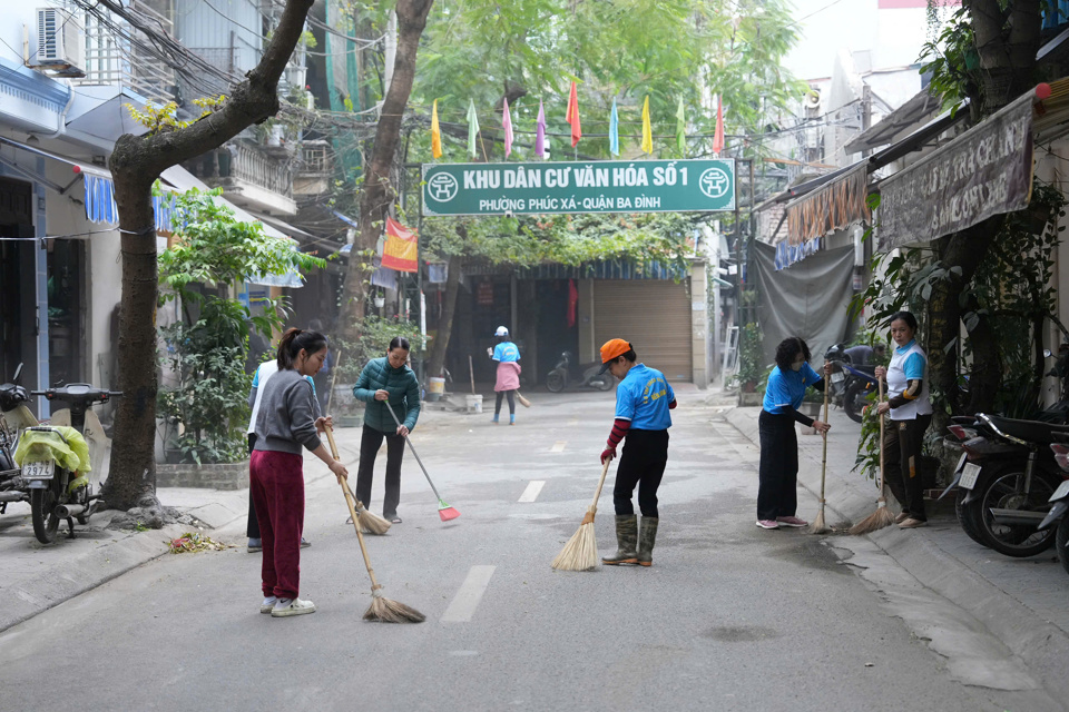 Hội li&ecirc;n hiệp phụ nữ phường Ph&uacute;c X&aacute; qu&eacute;t dọn, tổng vệ sinh m&ocirc;i trường tr&ecirc;n địa b&agrave;n phường.