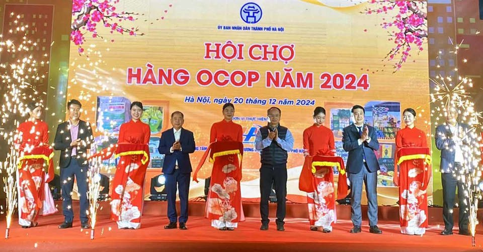 C&aacute;c đại biểu cắt băng khai mạc &ldquo;Hội chợ h&agrave;ng OCOP năm 2024&rdquo;. Ảnh: Ho&agrave;i Nam