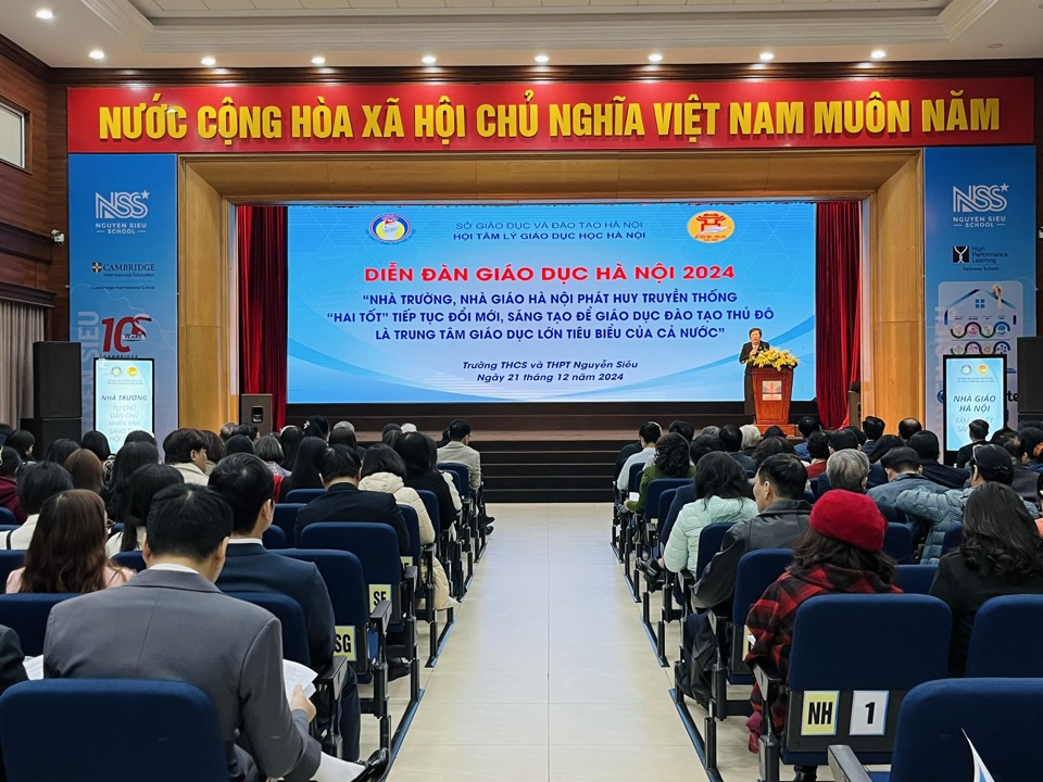 Diễn đ&agrave;n c&oacute;&nbsp;sự tham gia của nhiều chuy&ecirc;n gia, nh&agrave; khoa học, c&aacute;n bộ quản l&yacute; gi&aacute;o dục v&agrave; nh&agrave; gi&aacute;o c&aacute;c trường học tr&ecirc;n địa b&agrave;n TP.