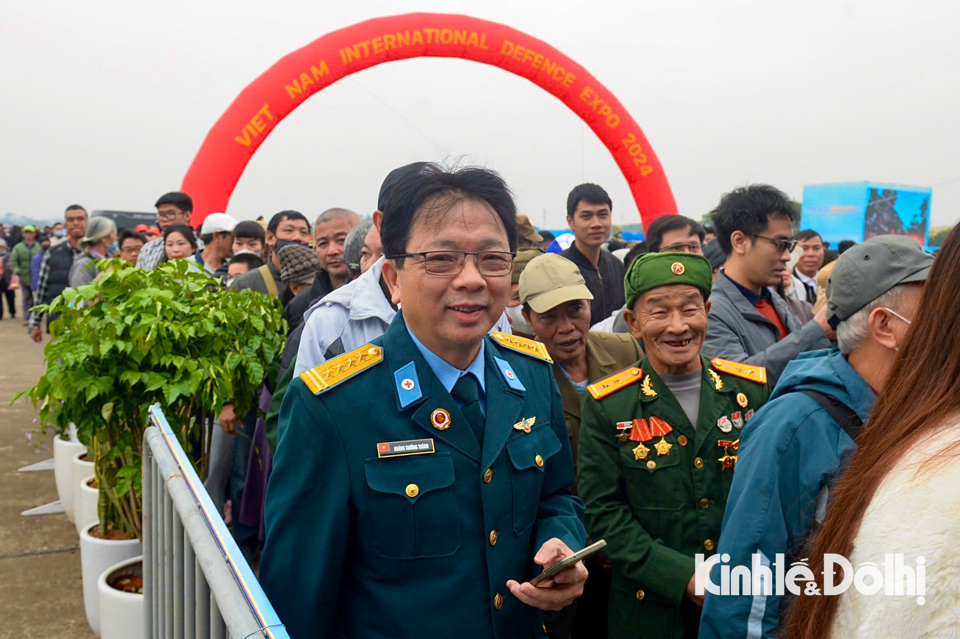 Kh&aacute;ch tham quan xếp h&agrave;ng, h&aacute;o hức chờ được tận mắt xem d&agrave;n vũ kh&iacute; hiện đại, trong đ&oacute; c&oacute; rất nhiều cựu chiến binh từng tham gia chiến đấu bảo vệ Tổ quốc.