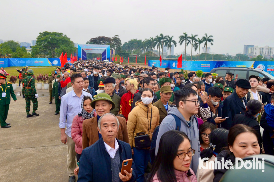 Sau 2 ng&agrave;y với c&aacute;c hoạt động d&agrave;nh ri&ecirc;ng cho kh&aacute;ch chuy&ecirc;n ng&agrave;nh, Triển l&atilde;m Quốc ph&ograve;ng quốc tế Việt Nam 2024 đ&atilde; mở cửa tự do cho người d&acirc;n, du kh&aacute;ch v&agrave;o tham quan.