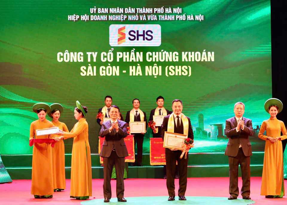 SHS được vinh danh. Ảnh: Duy Kh&aacute;nh