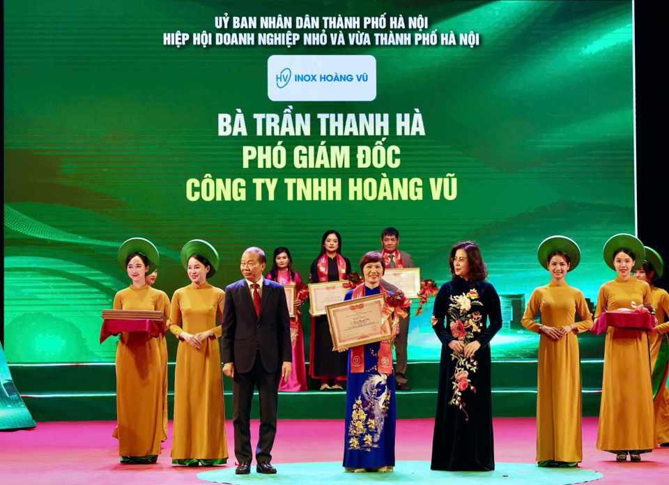 Ph&oacute; Gi&aacute;m dốc C&ocirc;ng ty TNHH Ho&agrave;ng Vũ nhận vinh danh. Ảnh: Duy Kh&aacute;nh