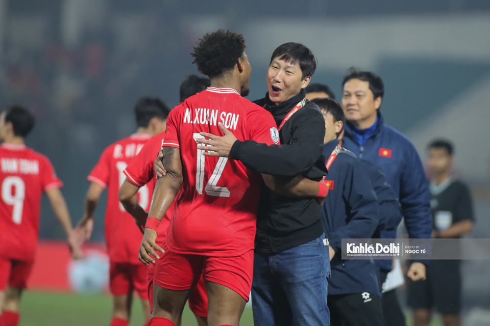 HLV Kim Sang-sik ăn mừng c&ugrave;ng Xu&acirc;n Son với b&agrave;n thắng ở trận đấu đầu ti&ecirc;n cho tuyển Việt Nam. &ldquo;Xu&acirc;n Son c&oacute; trận đấu đầu ti&ecirc;n cho tuyển Việt Nam v&agrave; thể hiện rất ấn tượng. Xu&acirc;n Son cho thấy cậu ấy xứng đ&aacute;ng l&ecirc;n tuyển v&agrave; tuyển Việt Nam đ&atilde; trở lại, c&oacute; sức sống hơn xưa. To&agrave;n đội sẽ tập trung cho trận đấu với tuyển gặp Singapore&rdquo; - HLV Kim Sang-sik chia sẻ.